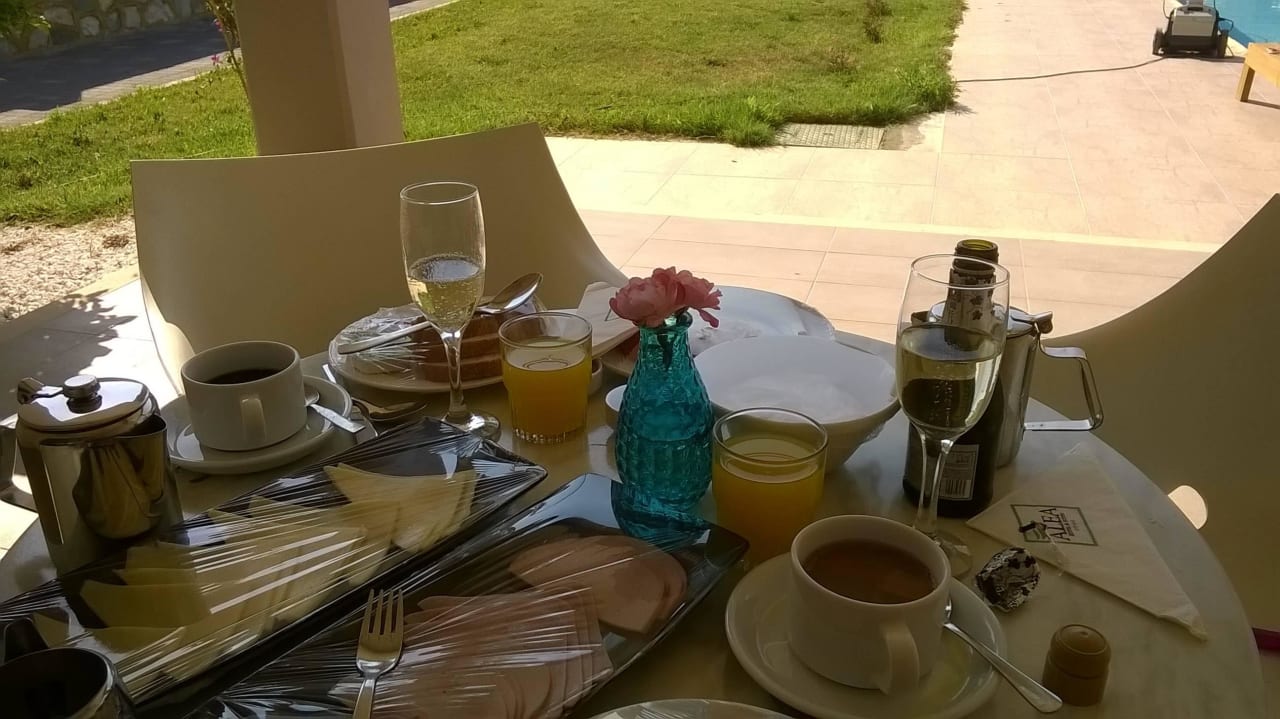 Frühstück mit Zimmerservice zum Hochzeitstag Alea Hotel & Suites