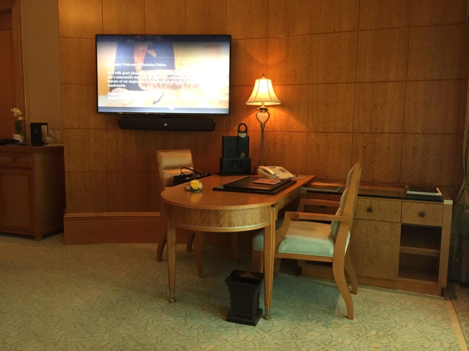 Arbeitsbereich / TV Emirates Palace Mandarin Oriental