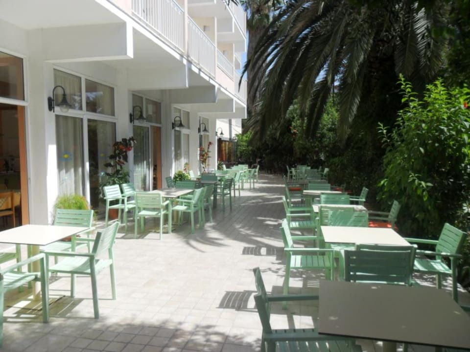 Terrasse vor dem Hotelrestaurant Hotel Ipsos Beach