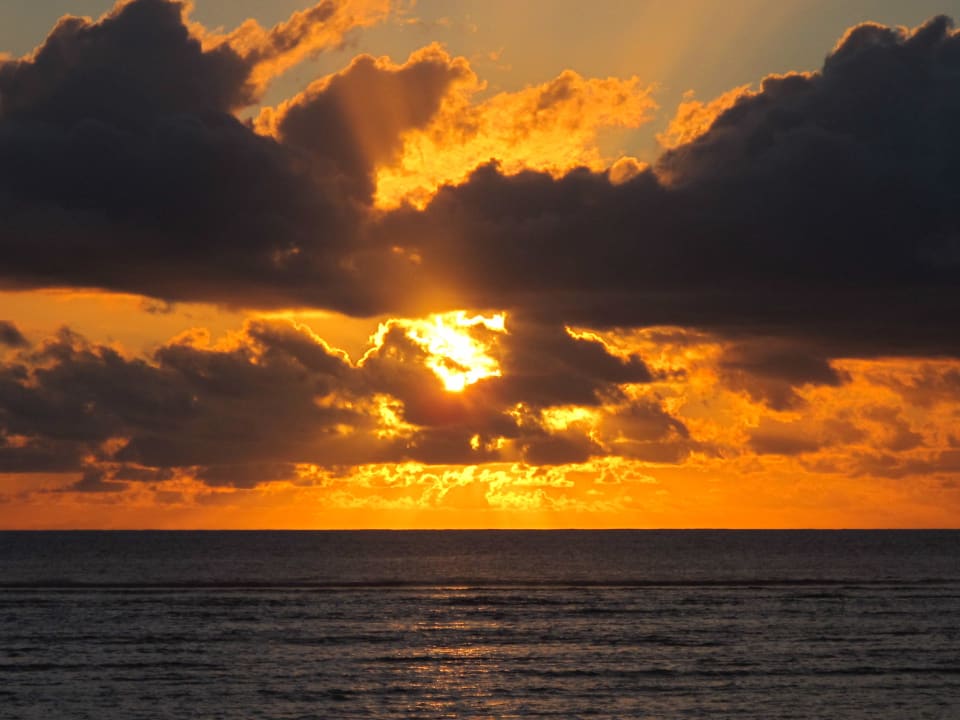 Sonnenuntergang vor dem Restaurant Pearle Beach Resort & Spa