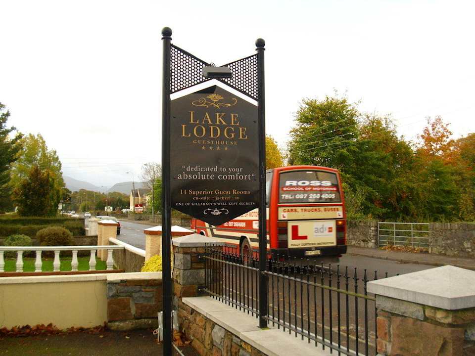 Werbetafel Hotel Lake Lodge Guesthouse