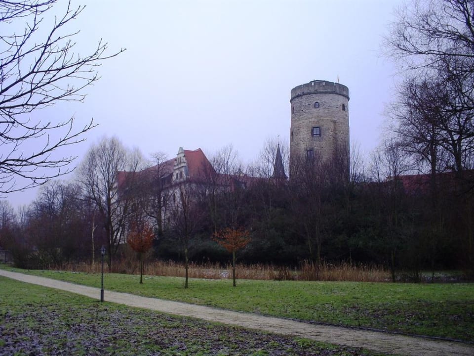 Blick aus dem Park in Richtung Schloss Schloßhotel Schkopau