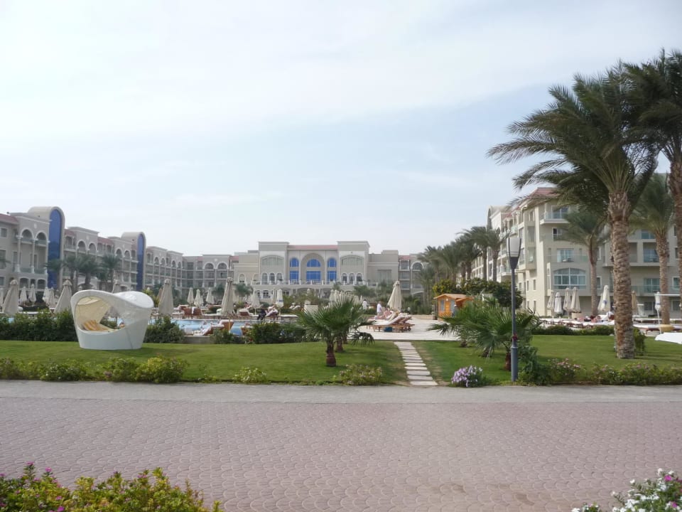 Blick aufs Hotel vom Strand  Premier Le Reve Hotel & Spa