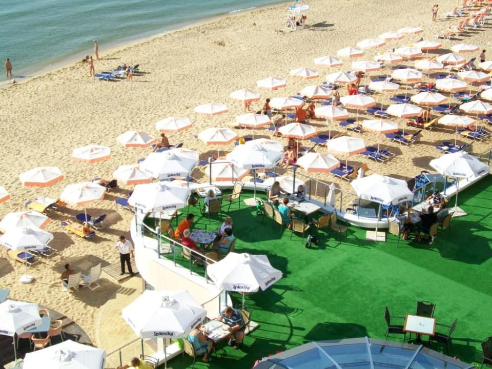 Restaurentterrasse und Strand Azalia Hotel Balneo & Spa