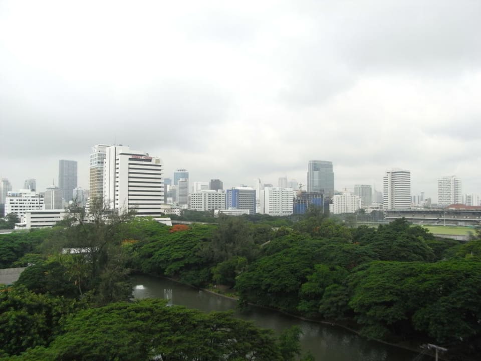 Ausblick vom 2. Balkon auf die Stadt bei Gewitter Dusit Suites Hotel Ratchadamri, Bangkok