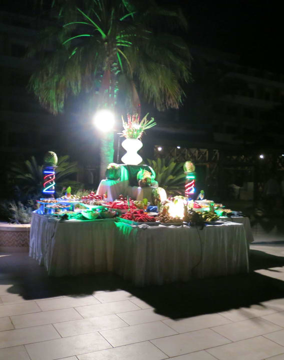 Abends am Pool - Büffet mit  Obst Crystal Paraiso Aqua Collection