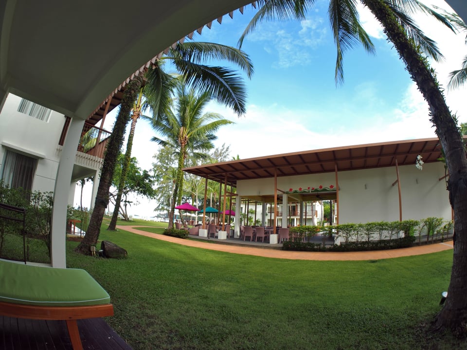 Blick von der Terrasse auf Maya Café The Briza Beach Resort Khaolak