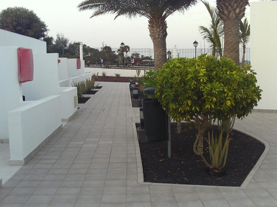 Weg im Hotel zur Strandpromenade Hotel Las Costas