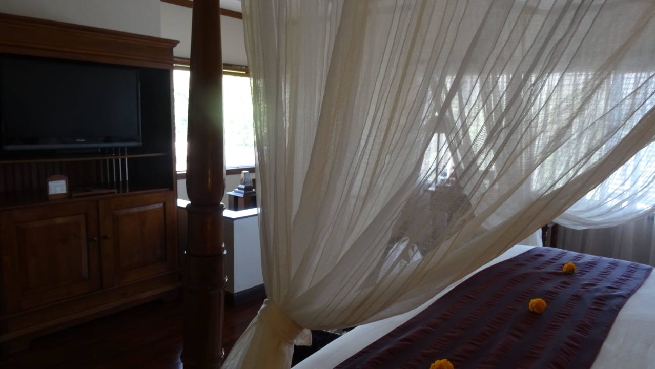 Bett mit fernseher Ramayana Candidasa