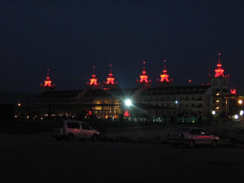 Nachbarhotel bei Nacht Well Palace Side