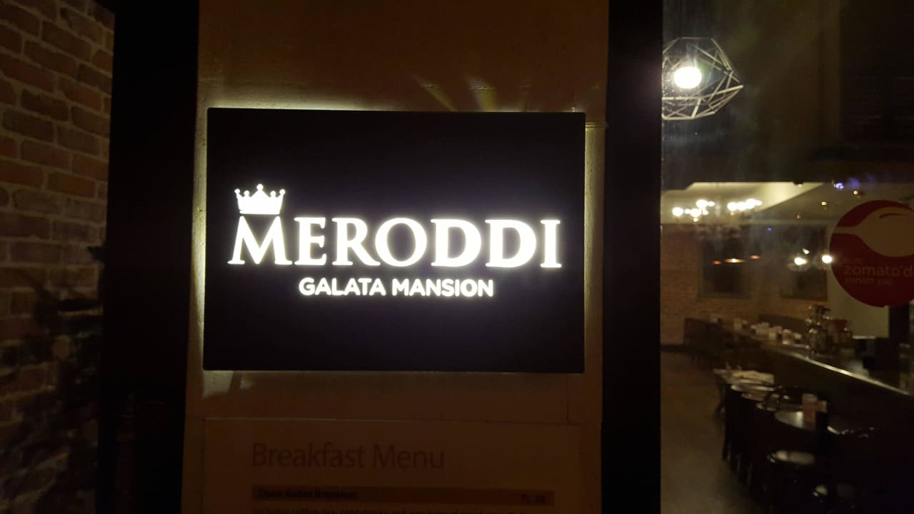 Eingang des Hotels bei Nacht Meroddi Galata Mansion