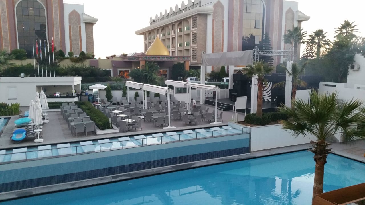 Blick auf den Pool Side Sunport Hotel & Spa