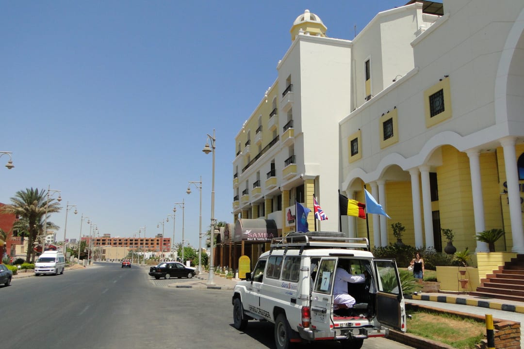 Straße am Hotel  SUNRISE Holidays Resort (Adults Only)