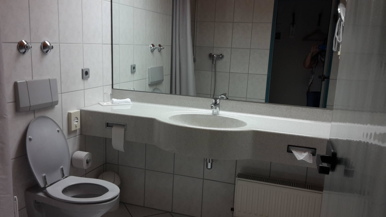 Ausreichend großes Bad H+ Hotel Stuttgart Herrenberg