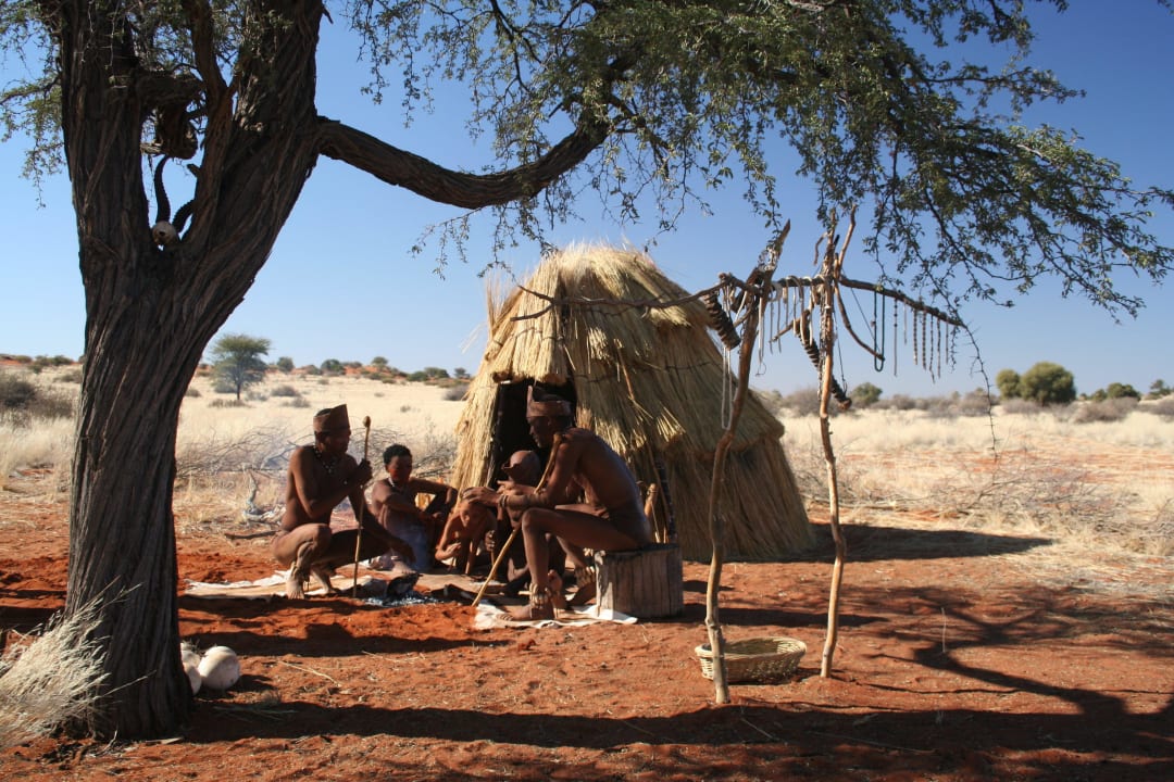 Morgenspaziergang mit/zu den San Bagatelle Kalahari Game Ranch