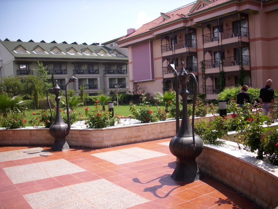 Rosa Gebäude Hotel Turan Prince