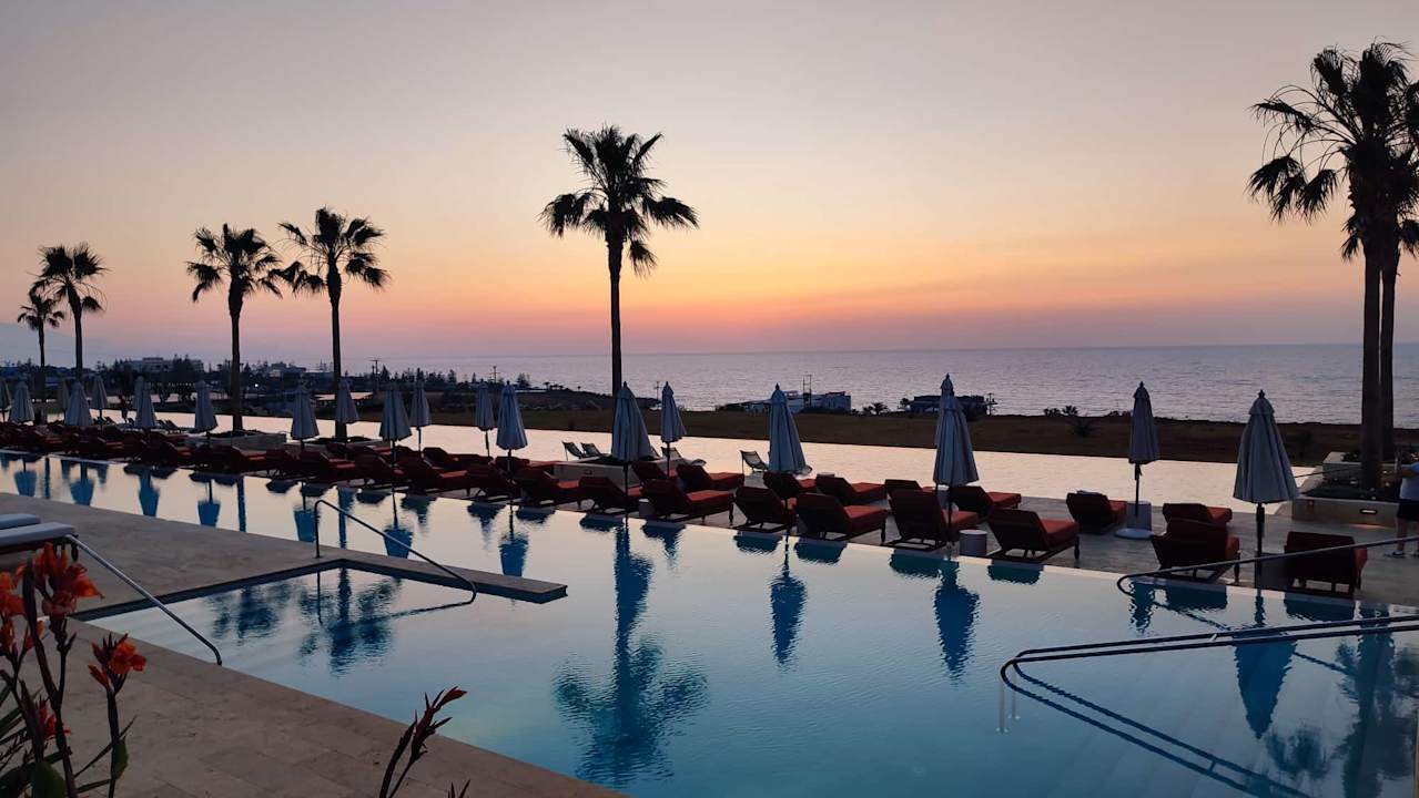 Pool The Royal Senses Resort, Curio Collection by Hilton