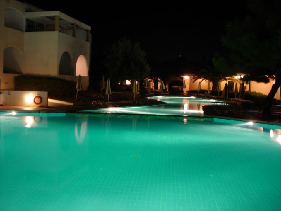 Poollandschaft am Abend alltoura Club Hotel Porto Angeli Beach Resort