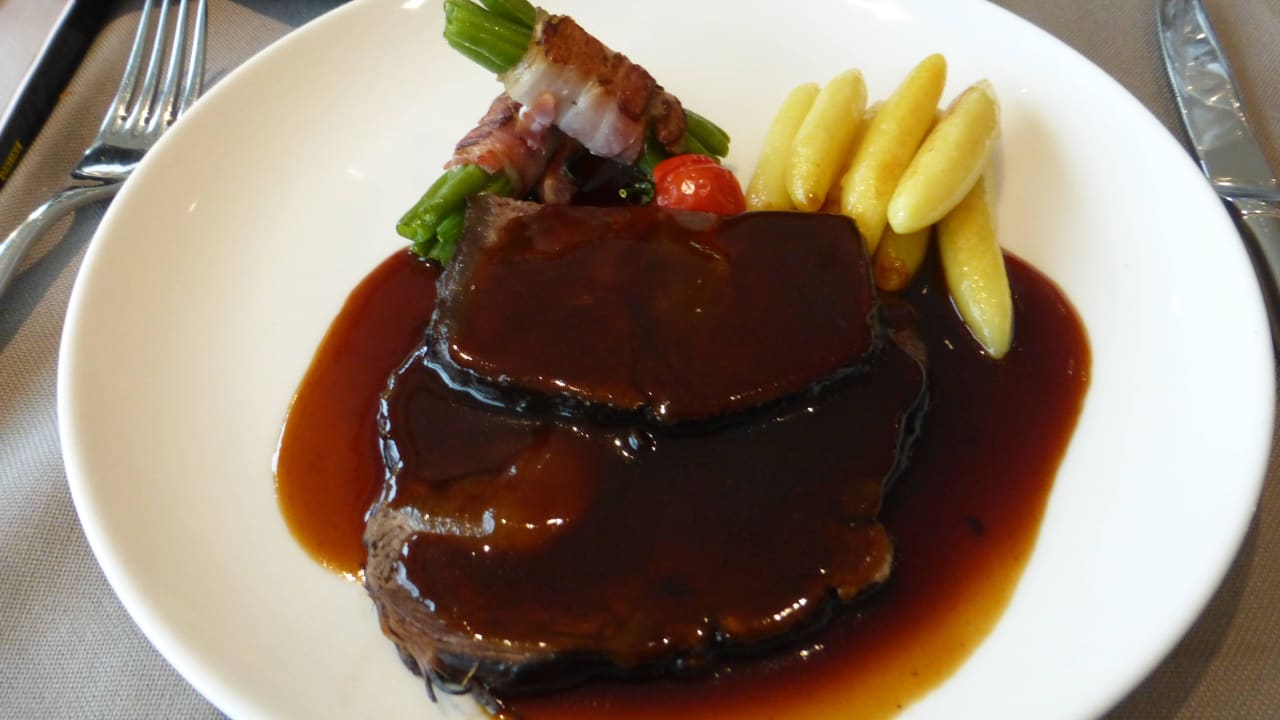 Abendessen - 24 Std. geschmortes Rindfleisch AMERON Davos Swiss Mountain Resort