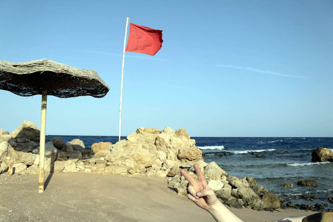 Rote Flagge : NO GO! Gefahr. Pickalbatros Citadel Resort