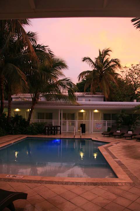 Abendstimmung am Pool Hotel Orchid Key Inn