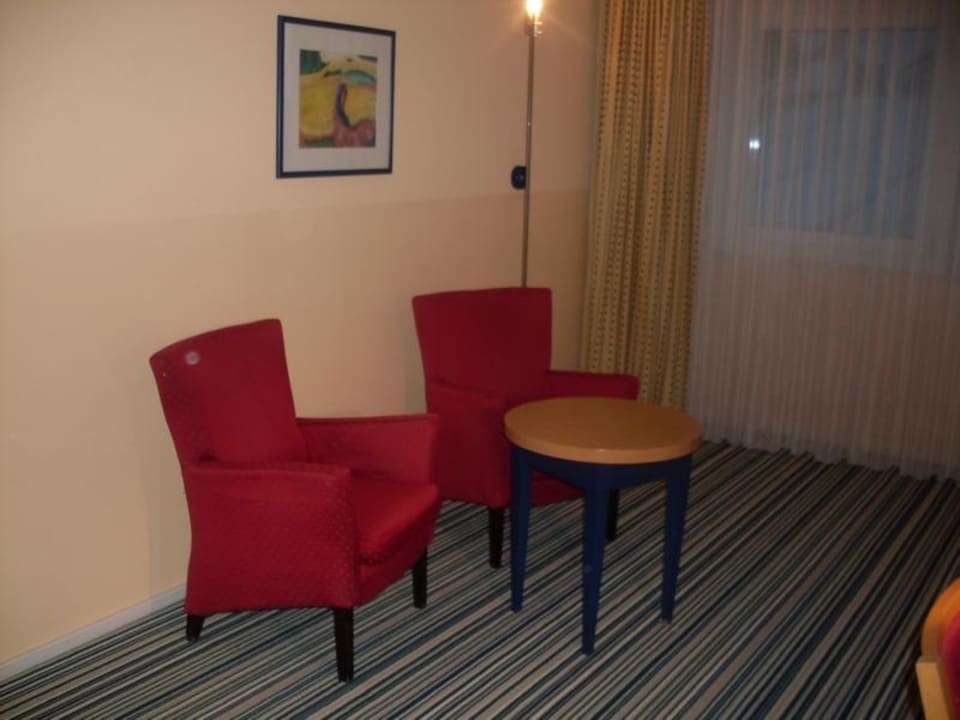 Zwei Sessel und Tisch  Holiday Inn Express Frankfurt - Airport