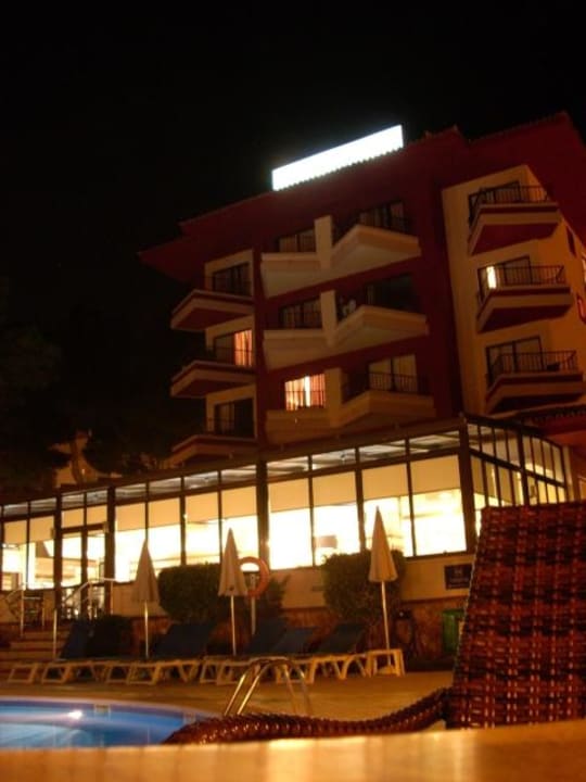 Außenansicht vom Pool aus bei Nacht Hotel Pabisa Chico