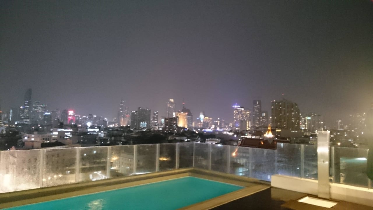 Pool und Ausblick über Bangkok Hotel Royal Bangkok