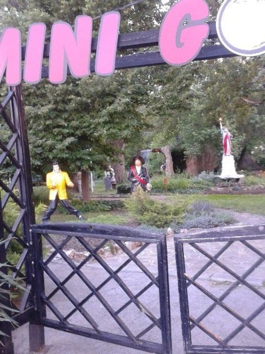 Der Minigolfplatz mit viele prominenten Figuren. GRIFID Vistamar