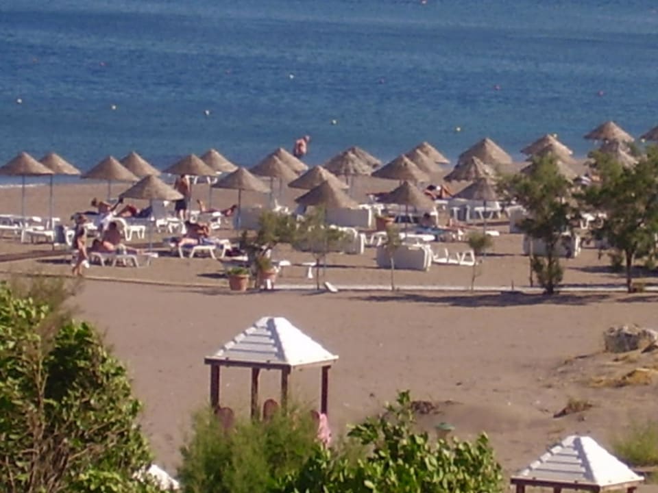 Strand mit Sonnenschirmen Blue Sea Beach Resort