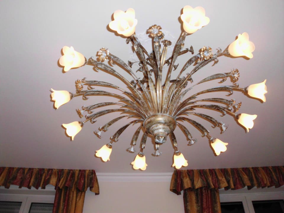 Kronleuchter an der Decke Hotel Rotdorn