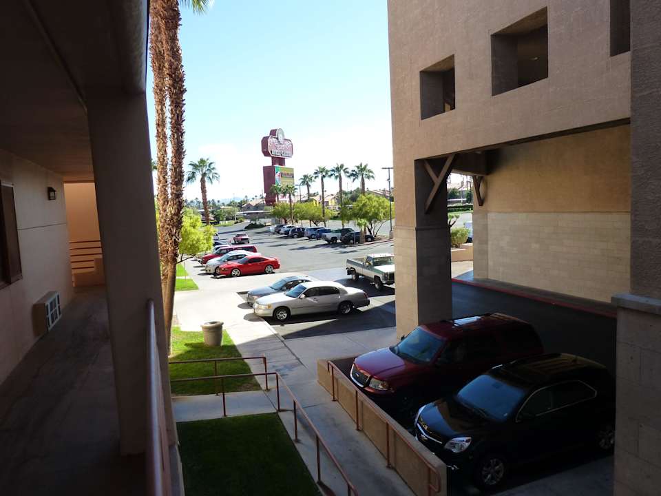 Aussicht auf die Parkplätze Hotel Arizona Charlie's Boulder Casino