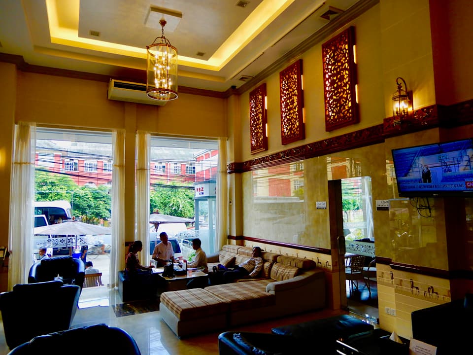 Lobby Hotel Grand United - Ahlone Branch