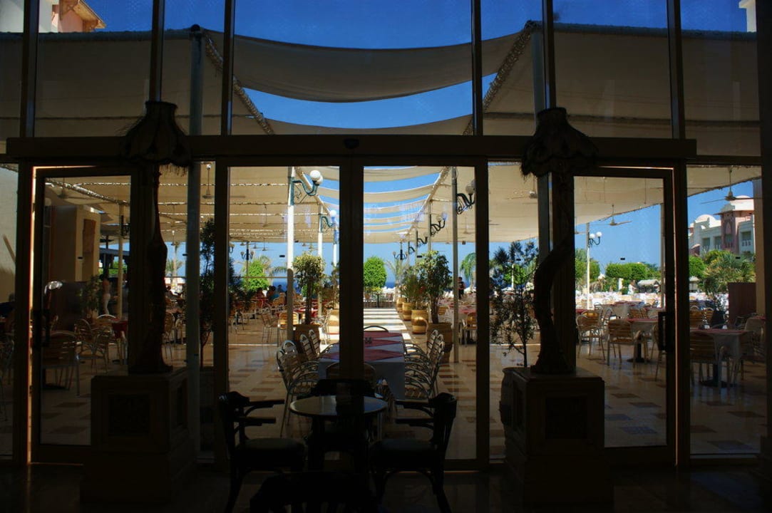 Zewnętrzna część restauracji Serenity Alpha Beach