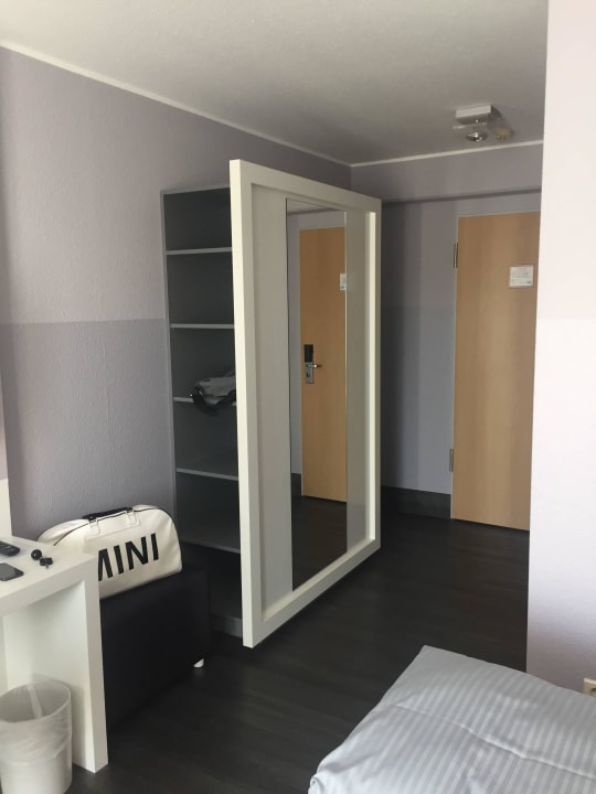 Kleiderschrank elaya hotel wolfenbuettel