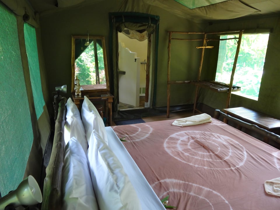 Zelt mit Kleiderständer, Blick Richtung Badezimmer Elephant Hills