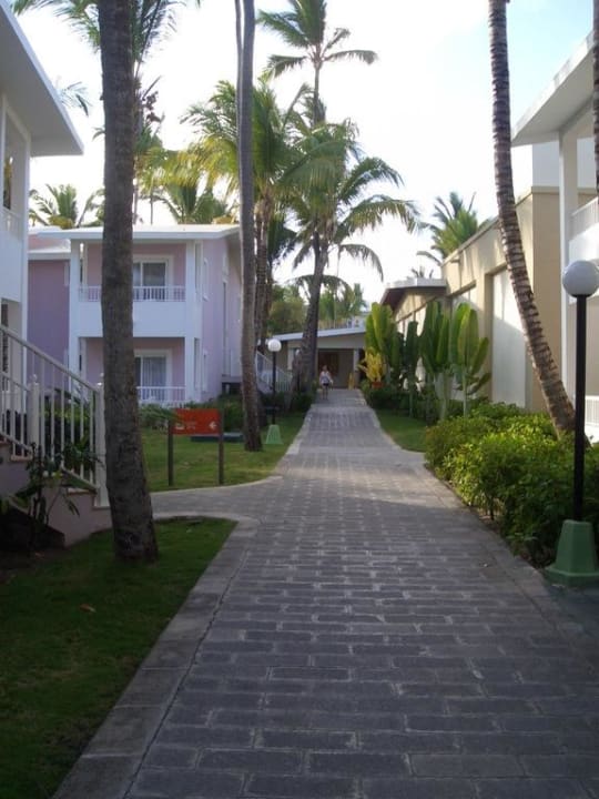 Weg zwischen den Häusern Hotel Riu Bambu