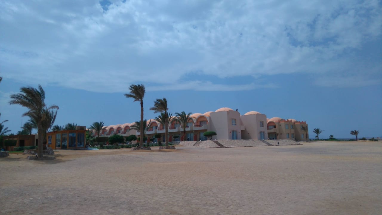 Spacerkiem po plaży Three Corners Sea Beach Resort