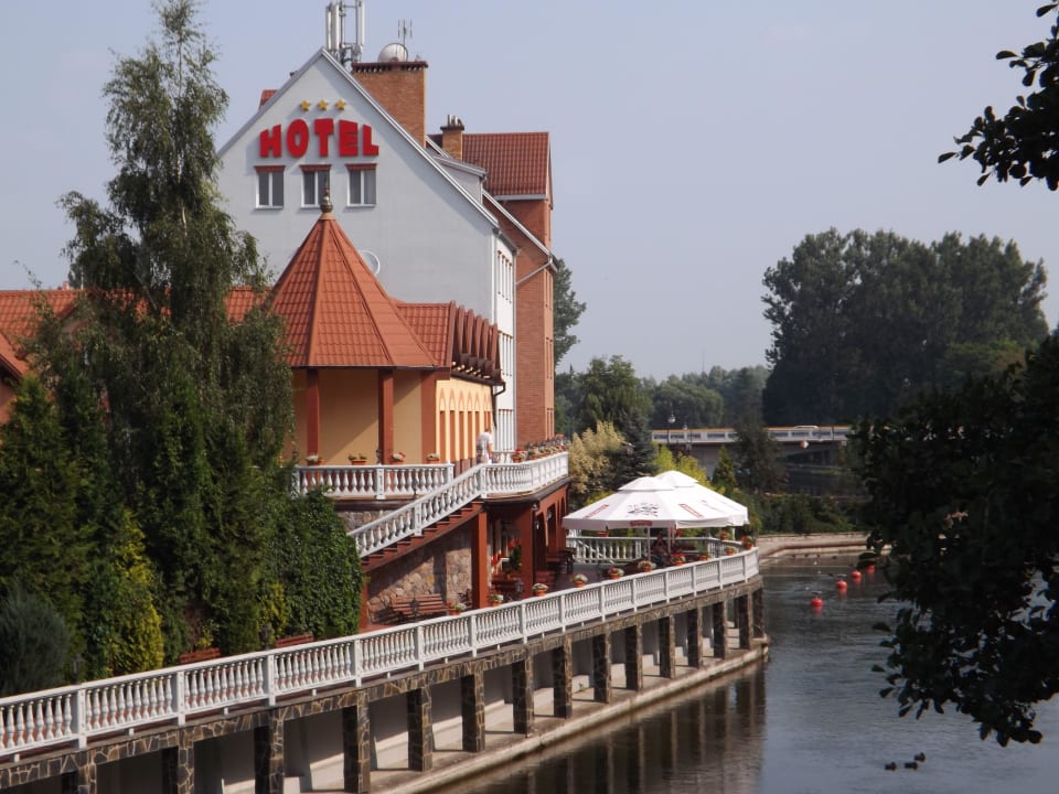 Blick von der nahegelegenen Brücke Hotel Nad Pisą