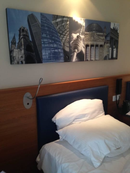 Gemütliches Bett Hampton by Hilton Berlin City West