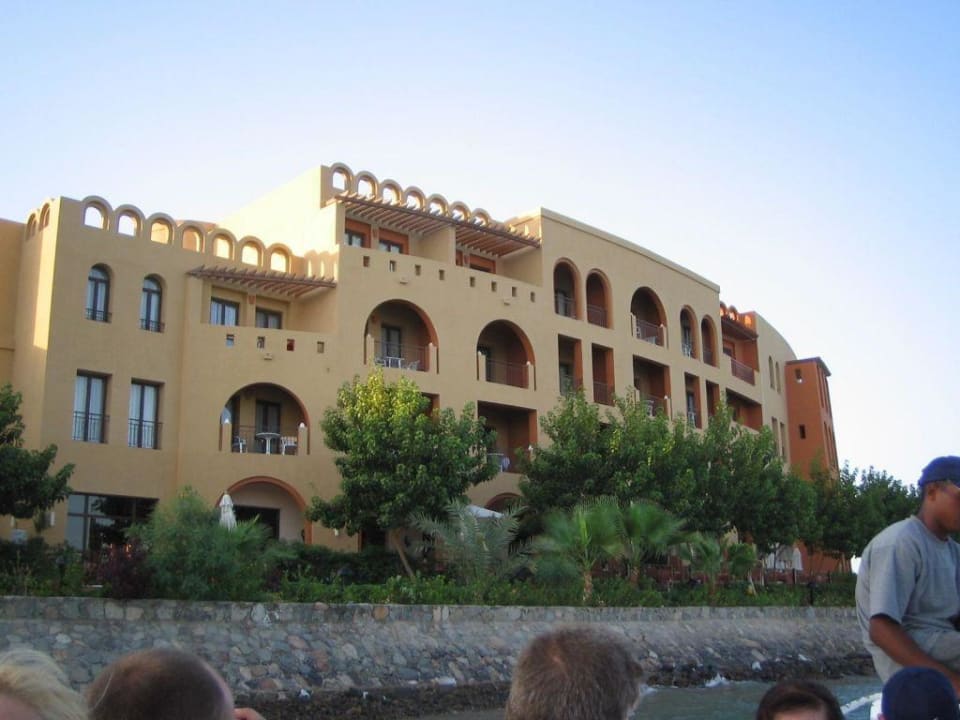 Hotel von außen bei der Lagunenfahrt Hotel Three Corners Ocean View prestige - Adults only