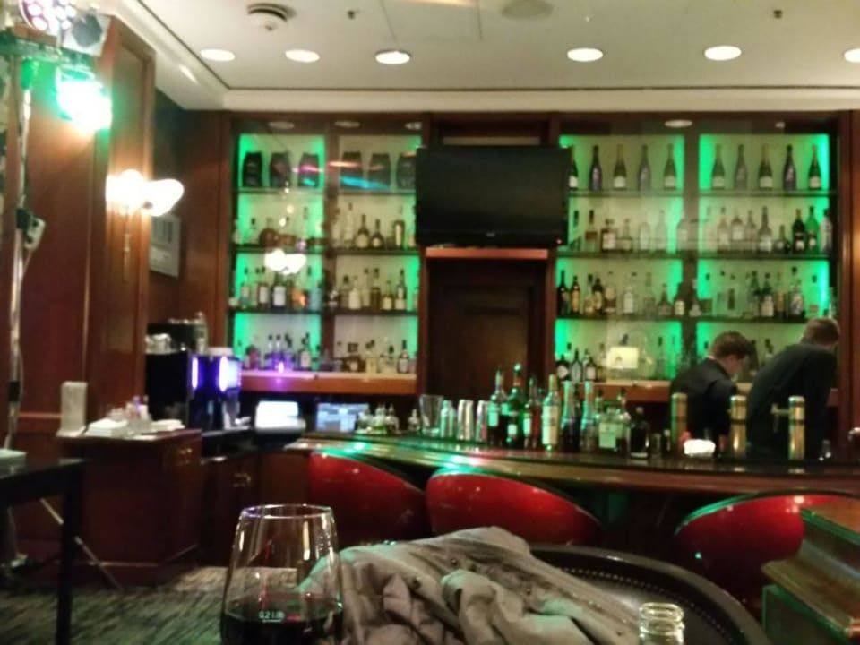 Modern gestaltete Bar Lindner Hotel Cologne City Plaza, part of JdV by Hyatt