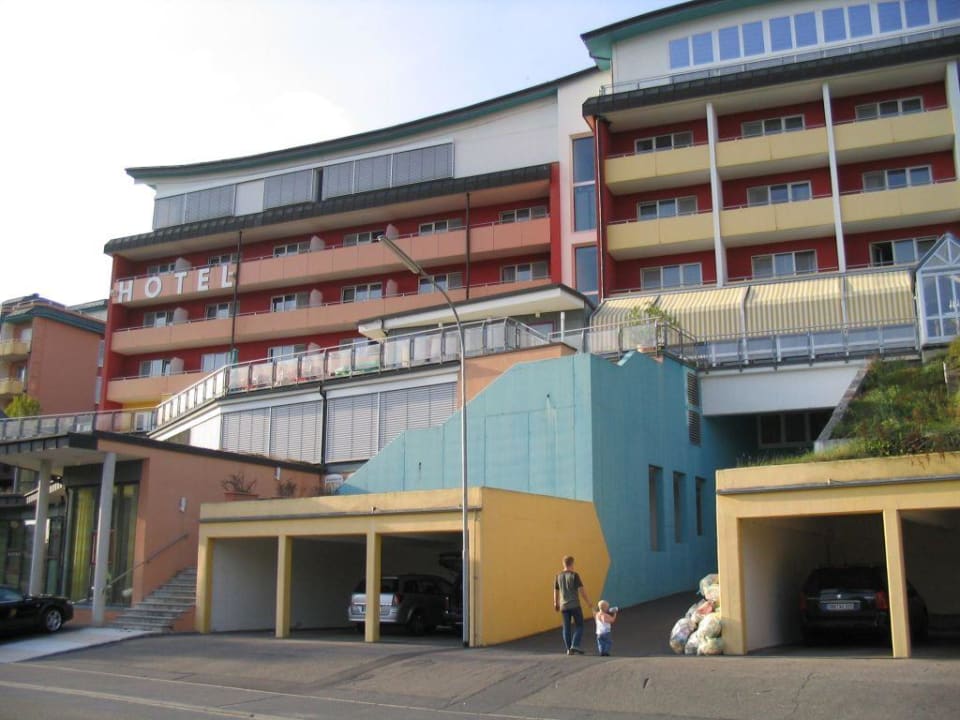 Carport und Hotelansicht SAVOY Hotel Bad Mergentheim