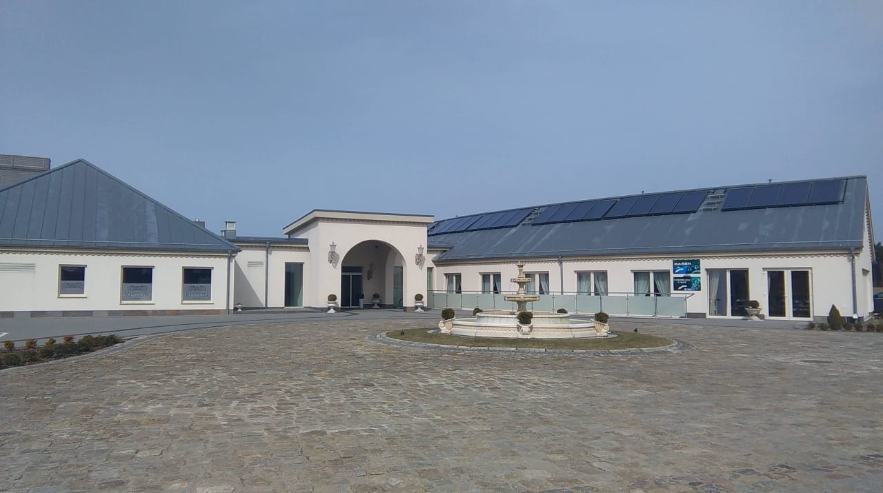 Przed hotelem Hotel Kiston