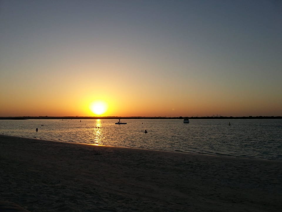 Sonnenuntergang Crowne Plaza Hotel Yas Island