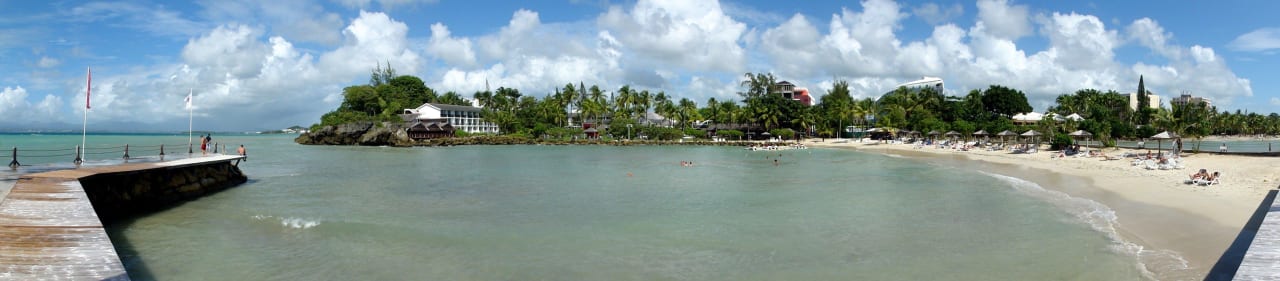 Blick über Strand und Bucht des Hotels La Creole Beach Hotel & Spa