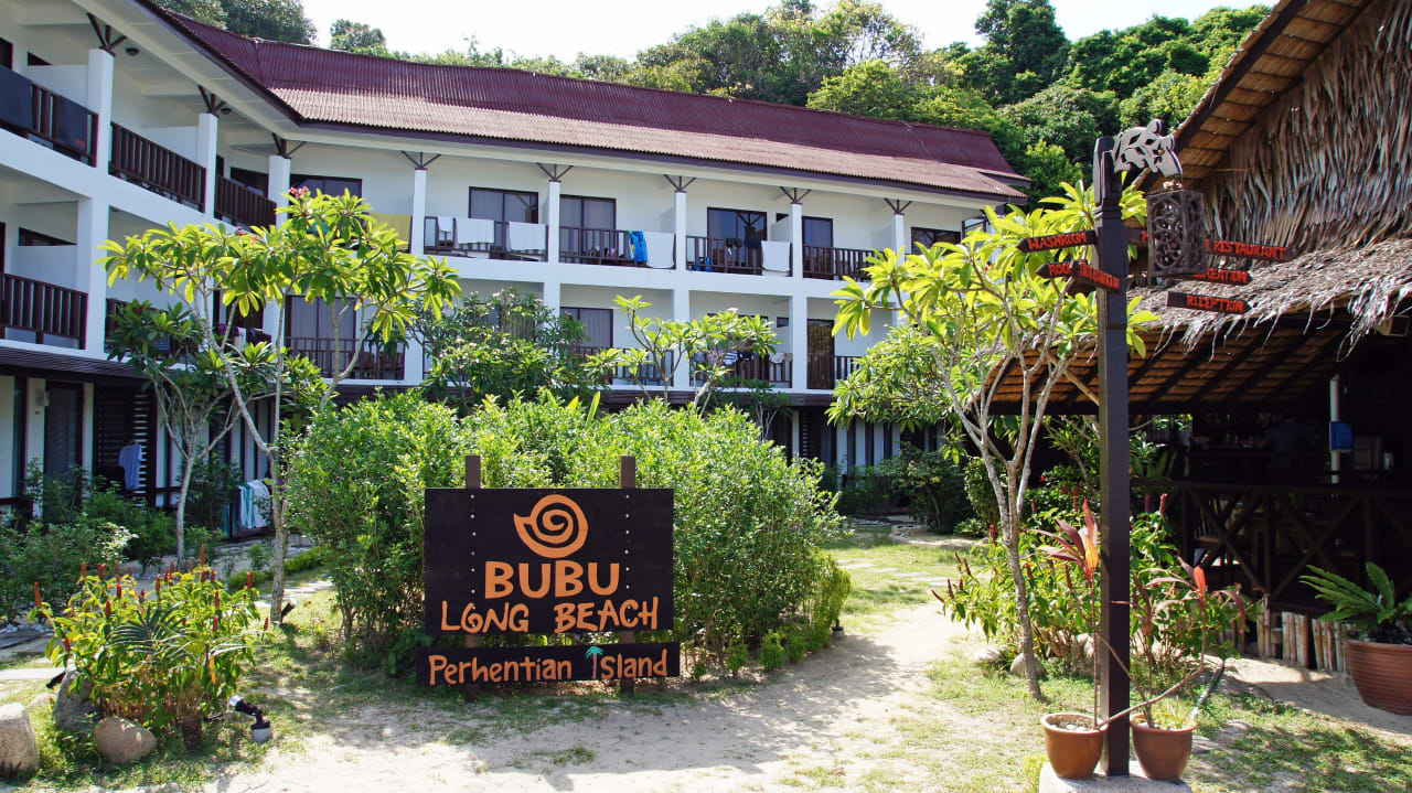 Blick vom Strand auf das Hauptgebäude Hotel Bubu Long Beach Resort