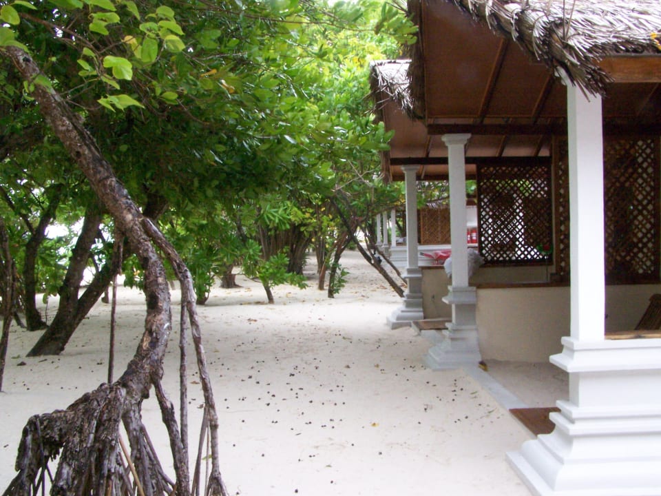 Weg zwischen den Bungalows NH Collection Maldives Reethi Resort