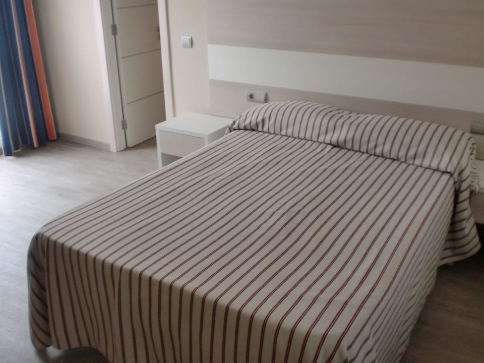 Mein schönes großes Bett in einem Einzelzimmer  Ahoi! Urban Beach Hotel