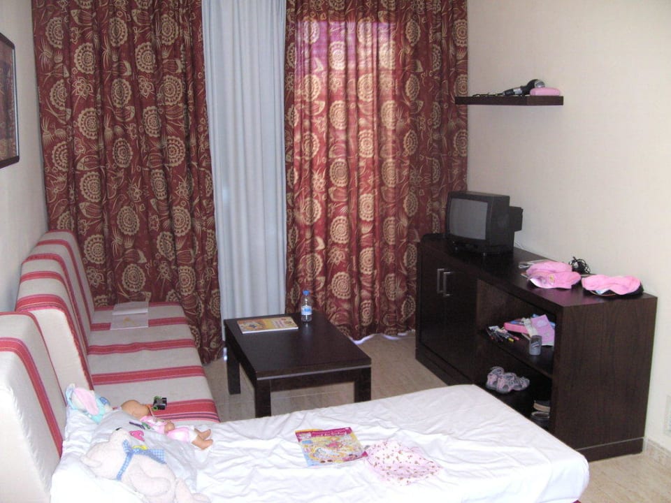 Wohnzimmer, Schlafplatz für 3. Person allsun App.-Hotel Orient Beach